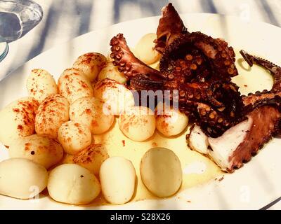 Polbo a Feira, o pulpo a la gallega, un tradizionale piatto della Galizia in Spagna Foto Stock