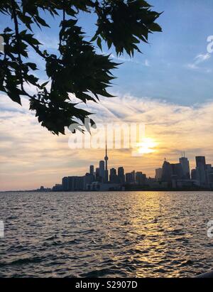 Tramonto sull'orizzonte oltre il Lago Ontario. Foto Stock