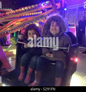 Bambini su Fairground Ride Foto Stock