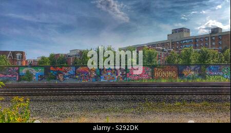 I binari ferroviari e graffiti wall art a Toronto in Canada. Foto Stock