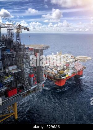 Piattaforma petrolifera del Mare del Nord: credito Lee Ramsden / Alamy Foto Stock