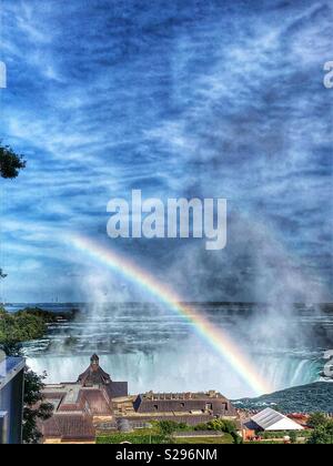 Un arcobaleno sopra le Cascate Horseshoe, Niagara Falls, Canada. Foto Stock
