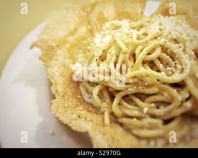 Tradizionale formaggio italiano e pepe pasta Foto Stock