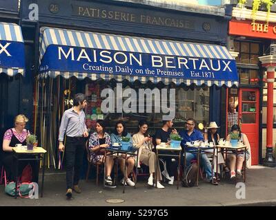 Occupato terrasse in Greco Street London maison Bertaux panetteria francese Foto Stock