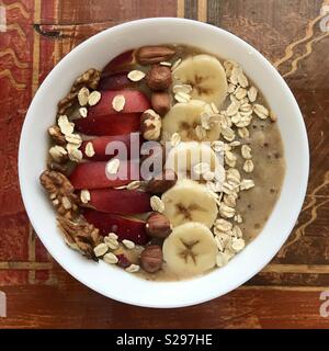 Banana-peach smoothie ciotola. Foto Stock