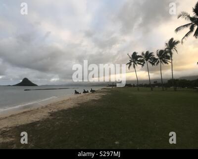 Tramonto al Kualoa Beach Park. Foto Stock