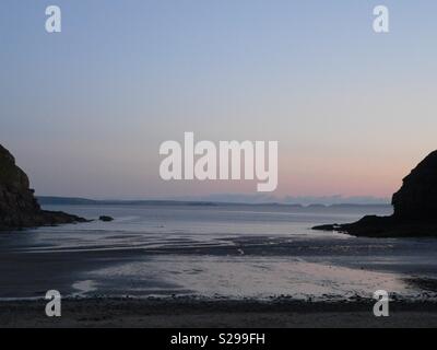 Tramonto sulla spiaggia di nebbia. - Una bella serata nel Galles Occidentale. Copia spazio fornito. Foto Stock