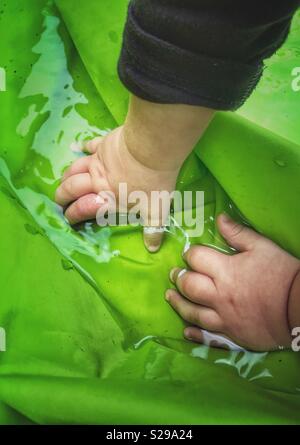 Bambini le mani in acqua Foto Stock