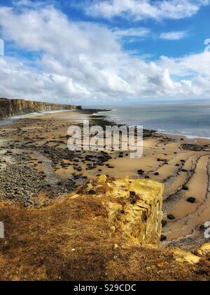 Guardando ad est da Monknash al punto di Nash, Glamorgan heritage costa, Galles del Sud Foto Stock