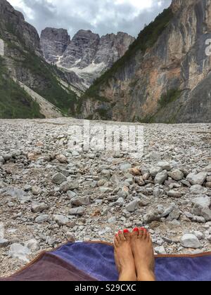 Rilassatevi durante un giorno di estate in montagna. Vista del Monte Cristallo, Italia. Foto Stock