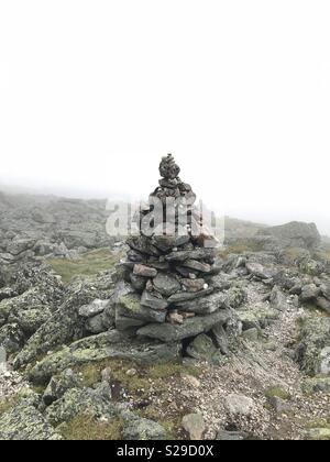 Un tumulo che segna il percorso escursionistico nella Appalachian trail vicino alla vetta del Monte Washington Foto Stock