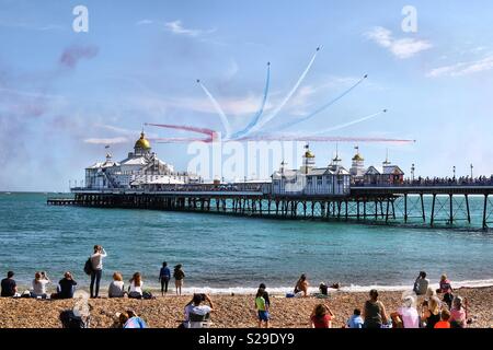 Le frecce rosse su Eastbourne Pier - Airbourne 2018 Foto Stock