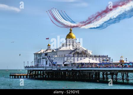 Le frecce rosse che si innalzano per oltre Eastbourne Pier - Airbourne 2018 Foto Stock