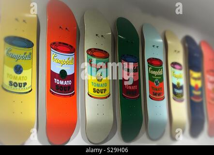 Skateboard con Andy Warhols arte Foto Stock