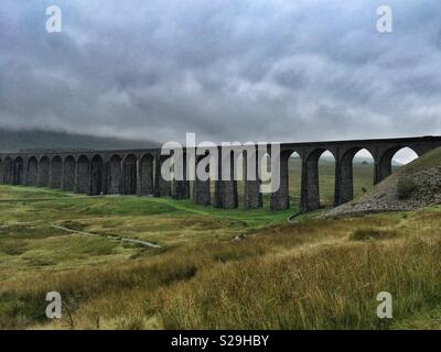 Ribblehead viadotto ferroviario in un giorno di tempesta North Yorkshire Foto Stock