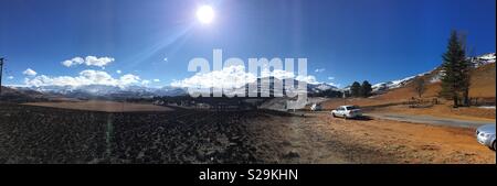 Un Snow capped darkensberg panorama di montagna paesaggio in underberg vicino Sani Pass Foto Stock