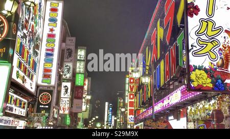 Le luci al neon di Kabuki-Cho in Shinjuku, Tokyo nelle vicinanze il ristorante Robot Foto Stock