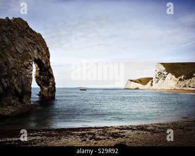 L'arco naturale nella roccia è visto alla porta di Durdle nelle vicinanze Lulworth Cove nel Dorset Agosto 2018. Foto Stock