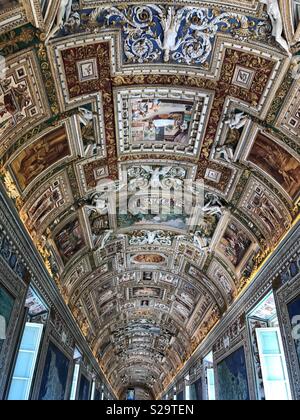 Il soffitto della galleria di mappe presso il Museo del Vaticano, Roma, Italia Foto Stock