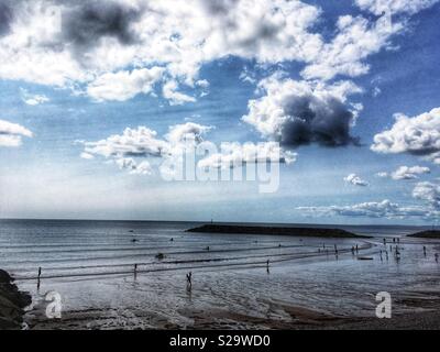 La gente sulla spiaggia a Sidmouth Devon, in Inghilterra il 25 agosto 2018 Foto Stock