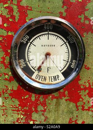 Un indicatore della temperatura su un forno Rayburn Foto Stock