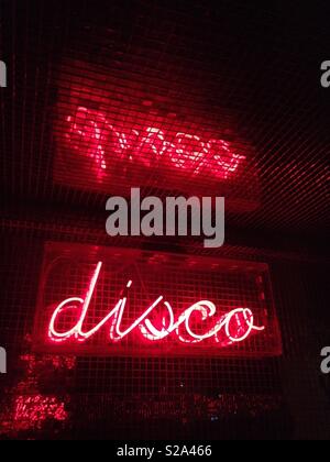 Discoteca insegna al neon in un club, Manchester Foto Stock