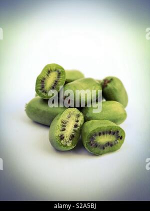 Kiwiberries. Un piccolo kiwi. Actinidia arguta. Foto Stock