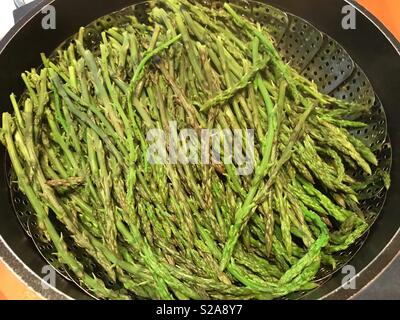 Cotto a vapore gli asparagi selvatici Foto Stock