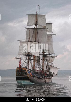 Replica del capitano della nave cuochi HM corteccia si sforzano di navigare al largo della costa dello Yorkshire nel 2004. Foto Stock