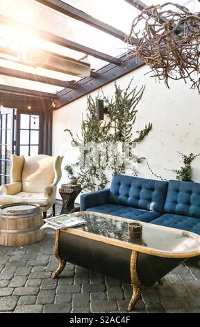 Incantevole veranda decorata con mobili vintage e accessori, alla luce del sole per trasmissione via IR a Foto Stock