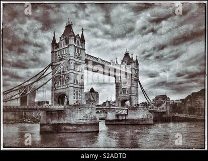 Un antico & effetto Grunge immagine del Tower Bridge che attraversa il fiume Tamigi a Londra, Inghilterra. Questo grado 1 Edificio storico è stato costruito nel XIX secolo & è un turista evidenziare. Foto Stock