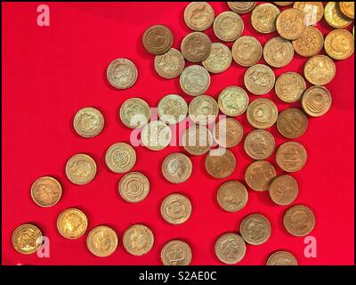 Una selezione di fake una libbra di monete (€1). Tali contraffazioni costituiscono un display che il pubblico può visitare. Alcune monete sono quasi realistica e altri sono molto poveri repliche. Foto © COLIN HOSKINS. Foto Stock