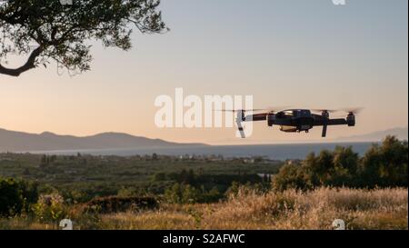 Piccolo drone passando a costa di Zante, Grecia Foto Stock