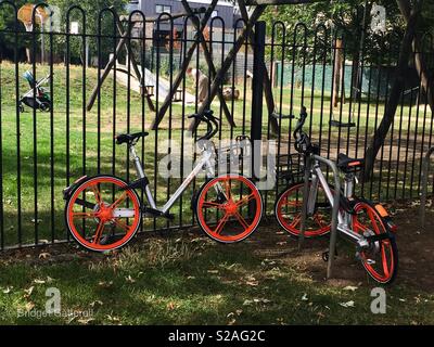 Mobikes esterno sinistro per bambini area di riproduzione in Summertown, Oxford Foto Stock