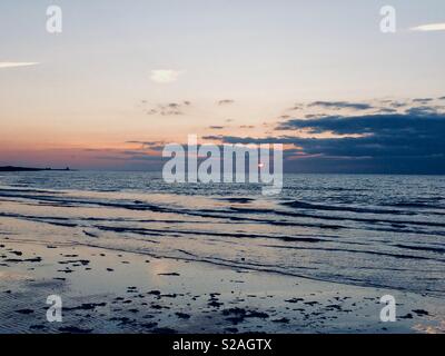Tramonto sulla baia di Minnis, Kent Foto Stock