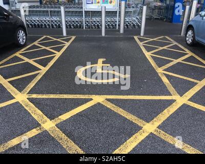 Parcheggio Disabili bay al supermercato. Foto Stock