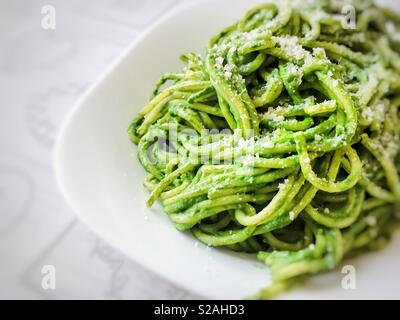 Close up di spaghetti cotti con il verde in casa salsa fatta con spinaci e ricotta Foto Stock