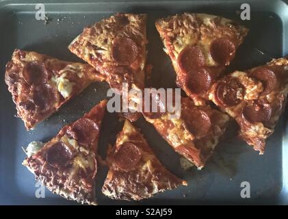 Deliziosa salsiccia per pizza fette di pizza sul display Foto Stock