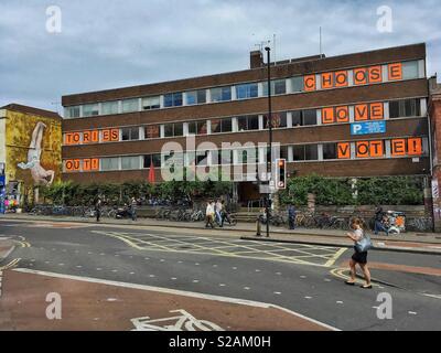 Hamilton House, una comunità hub di Stokes Croft, Bristol, Regno Unito il giorno prima del 2017 elezioni generali Foto Stock