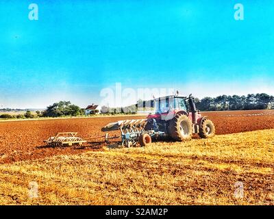 Il trattore e aratro, Bawdsey, Suffolk, Inghilterra. Foto Stock