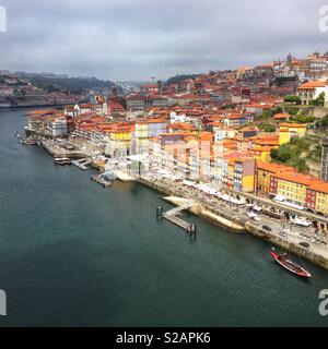 Porto in Portogallo settentrionale sulle rive del fiume Douro. Foto Stock