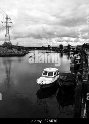 Immagine in bianco e nero di barche da pesca sul fiume Derwent a Workington West Cumbria Foto Stock