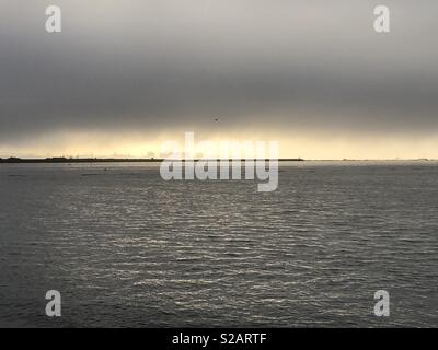 Coronado Island è all'orizzonte di questa foto dell'ingresso alla baia di San Diego in California del Sud. Foto Stock