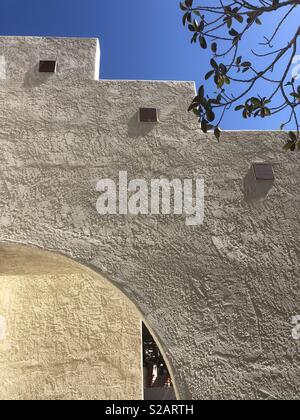 Dettagli architettonici di una parete in stucco con cielo blu sullo sfondo. Foto Stock