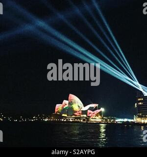 Sydney Opera House di notte durante l'annuale festival vividi Foto Stock