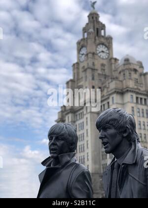 Paul McCartney e George Harrison statua che domina la testa del molo di fronte al Royal Liver Building- Beatles Foto Stock