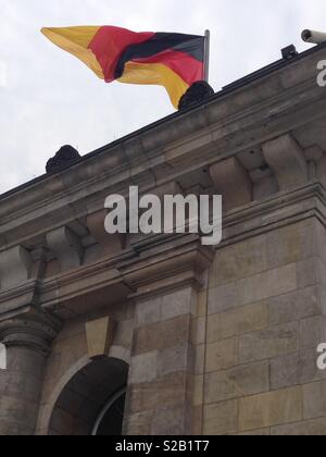 Bandiera sul Reichstag di Berlino Foto Stock
