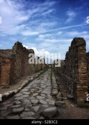 Il Vesuvio visto dalle rovine di Pompei Foto Stock