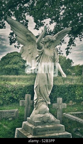 Angelo statua in un cimitero Foto Stock