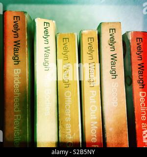 Spine di vintage Evelyn Waugh romanzi che mostra le varie sfumature di arancione. Foto Stock